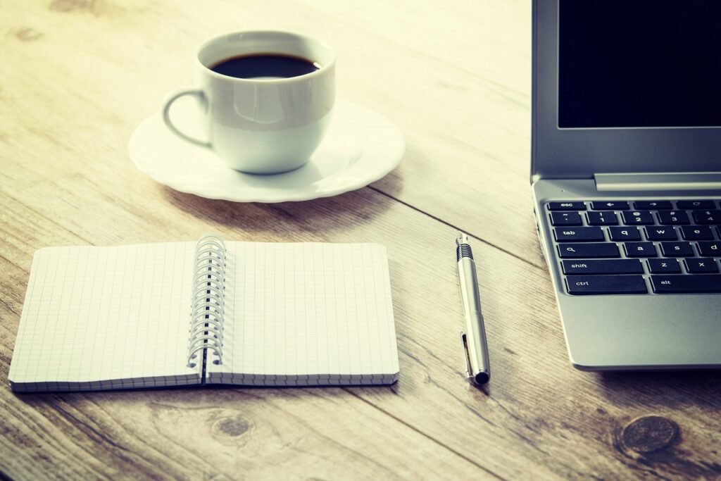 Picture of laptop, coffee and notepad ready for individual online therapy. Capricorn therapeutic provides service in Texas, Oklahoma and Nevada.