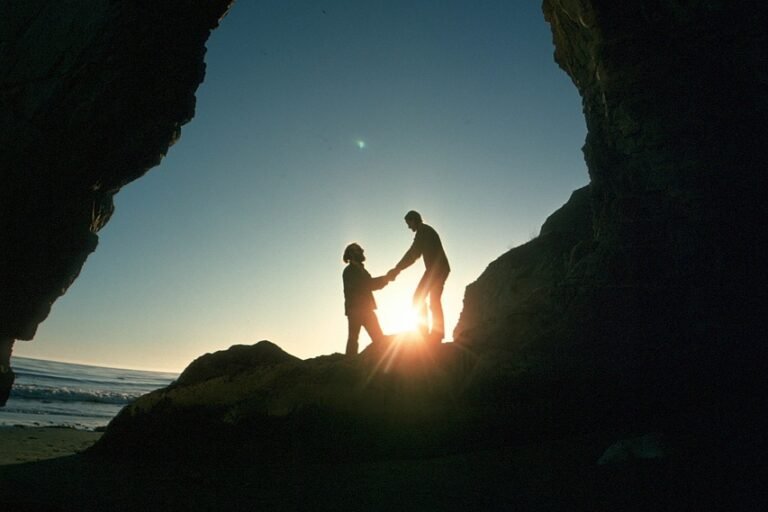 Couple at sunset. Capricorn Therapeutic provides couples online therapy in Texas, Oklahoma, and Nevada.